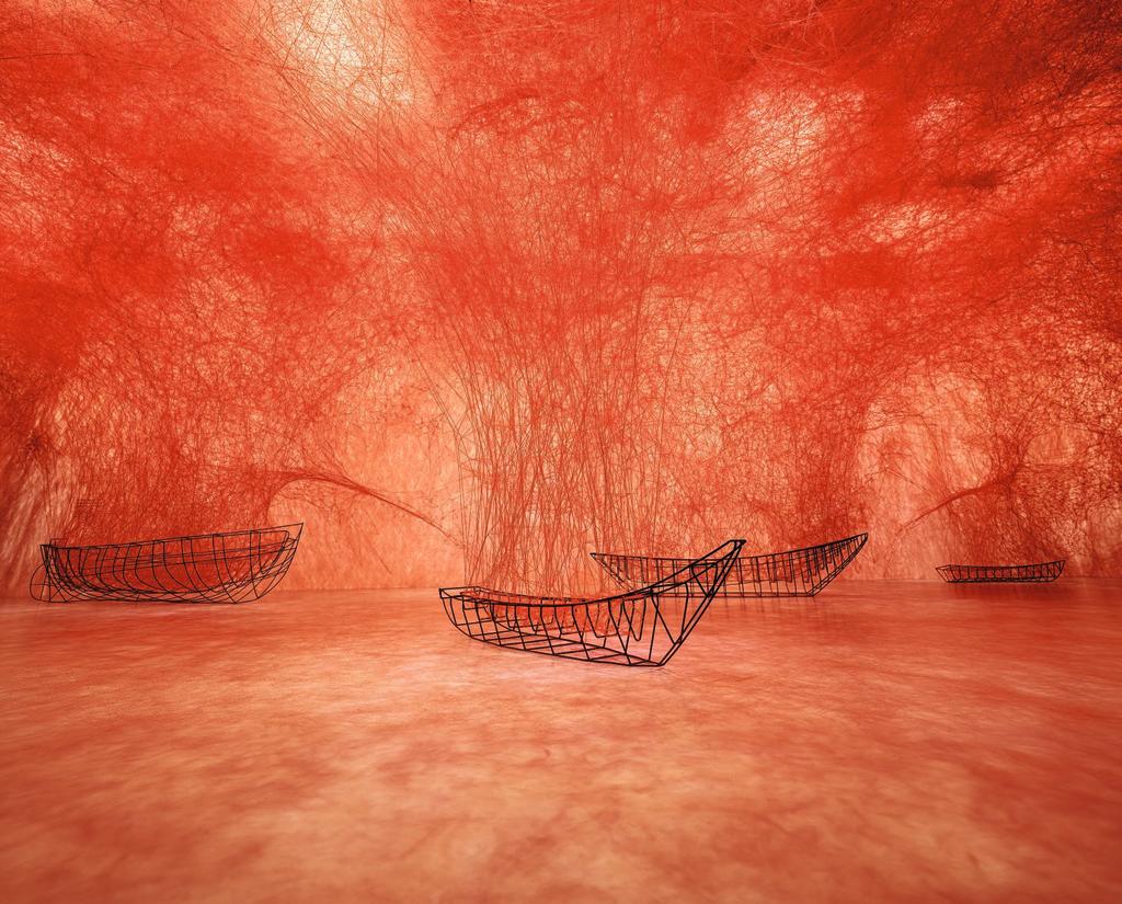 Chiharu Shiota (née en 1972), Uncertain Journey (« Voyage incertain »), 2021-2024. Cadre métallique, laine rouge, dimensions variables. Vue de l’installation : Taipei Fine Arts Museum.